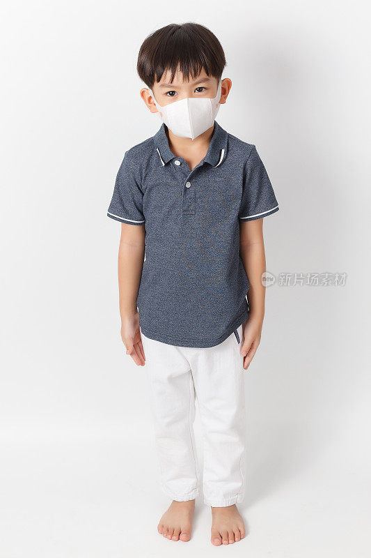 亚洲男孩戴着防护用品maskâforâpreventâ防止新冠病毒爆发或灰尘pm2.5空气污染的感染。